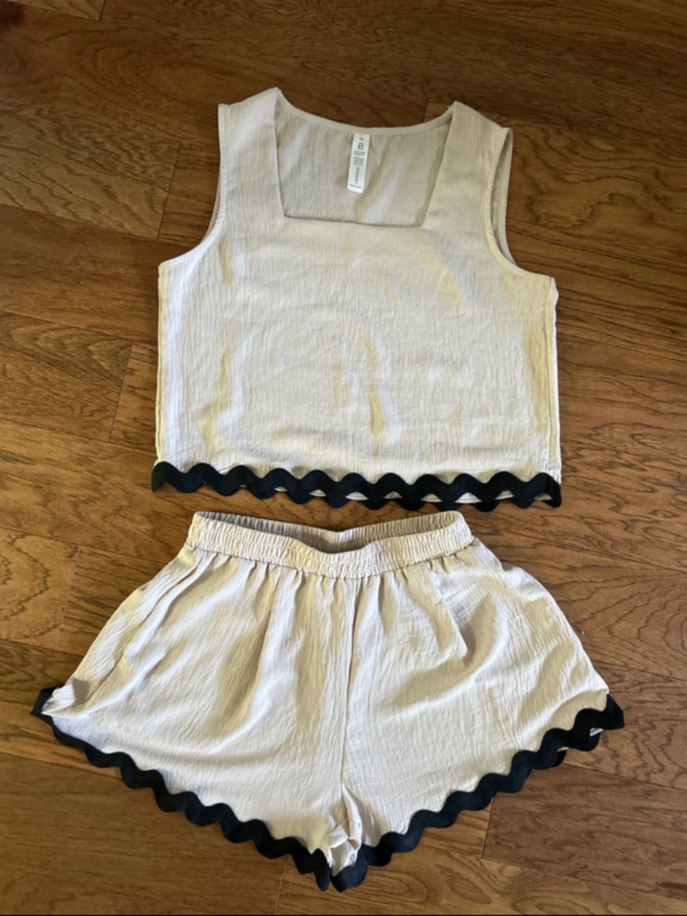 Cream Scallop-Trim Sleeveless 2 piece set Set